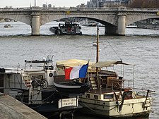 Barco en el río Sena.