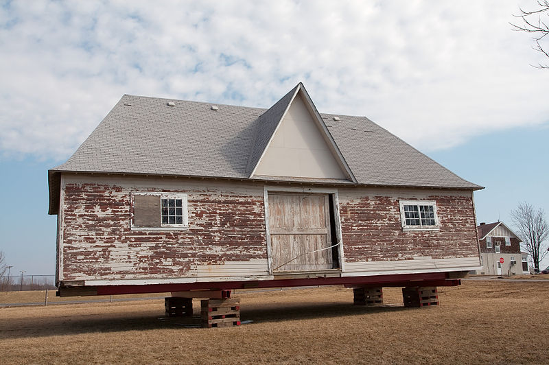 File:Barn on the move 4370.jpg