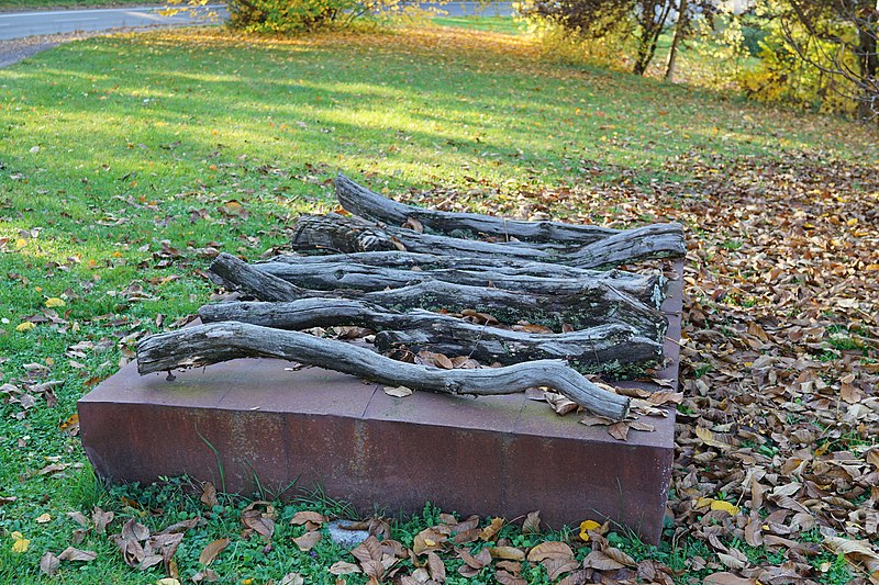 File:Bauernopfer, Skulptur von von Rudi Weiss in Sindelfingen 04.jpg