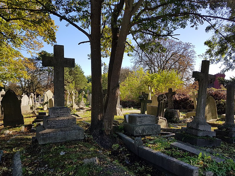 File:Beckenham Cemetery 20181022 134434 (30554292497).jpg