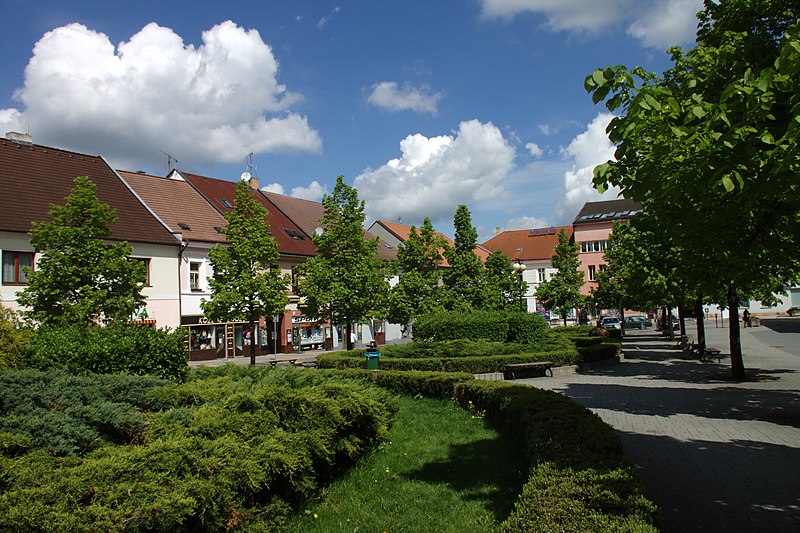 File:Benešov, náměstí.jpg