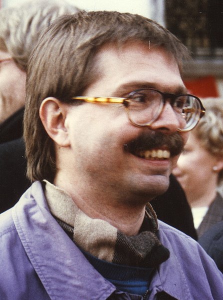 File:Bernd Ellerbrock Anfang der 1990er Jahre vor dem Hauptgebäude der Niedersächsischen Staatskanzlei.jpg