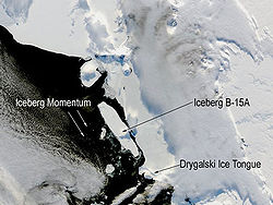 Iceberg B-15A unášený směrem k drygalskému ledovému jazyku před srážkou, 2. ledna 2005 (NASA)