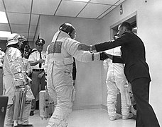 Вилијам Андерс (десно) се рукује са Баз Олдрином уочи лета Аполо 11, 1969. године
