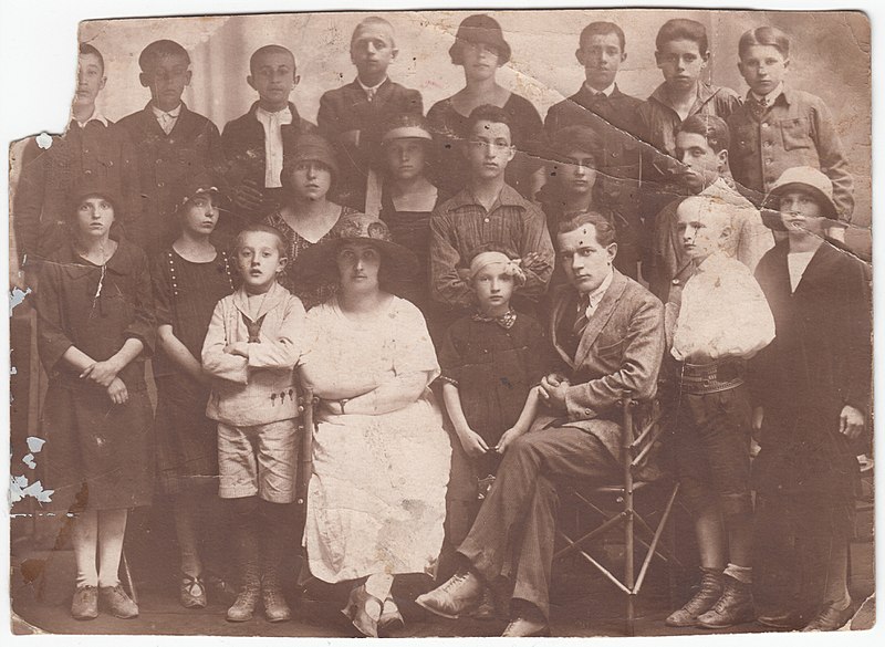 File:Bircza Szkoła Powszechna 1920.jpg