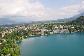Panorama grada na jezeru