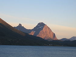 Blokktinden på sydsiden af Tjongsfjorden