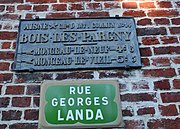 Plaque de rue en fonte de la fin du XIXe siècle indiquant les directions de Monceau-le-Neuf et Monceau-le-Vieil.