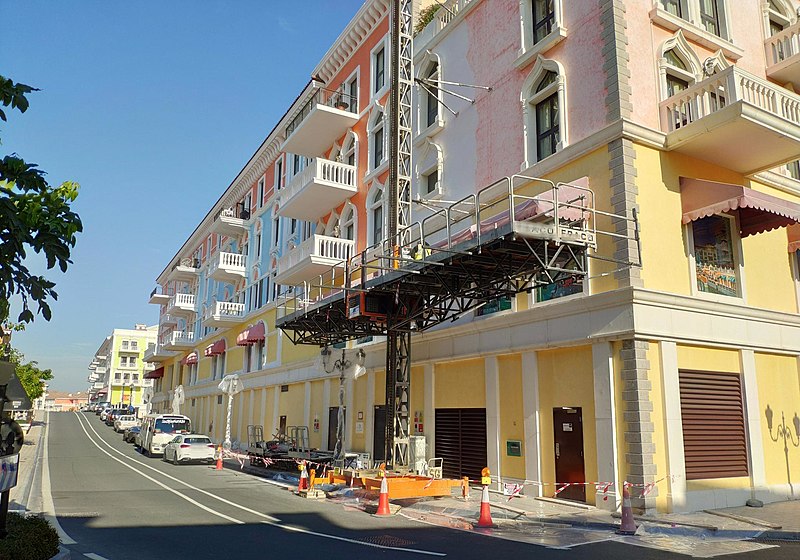 File:Building under construction at Qanat Quartier in The Pearl-Qatar.jpg