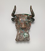 Bir lirden boğa başı süsü; MÖ 2600-2350; kabuk ve lapis lazuli kakmalı bronz; yükseklik: 13,3 cm, genişlik: 10,5 cm; Metropolitan Sanat Müzesi