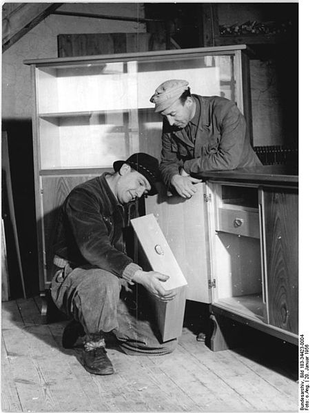 File:Bundesarchiv Bild 183-34423-0004, Rhön, Möbelfabrik, Endkontrolle.jpg