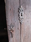 Détail de la serrure en fer forgé portant le monogramme IHS abréviation de Jésus en grec.