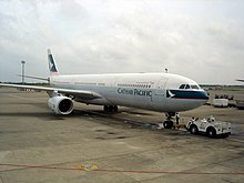 Een Cathay Pacific Airbus A330-300 op de internationale luchthaven van Chennai.