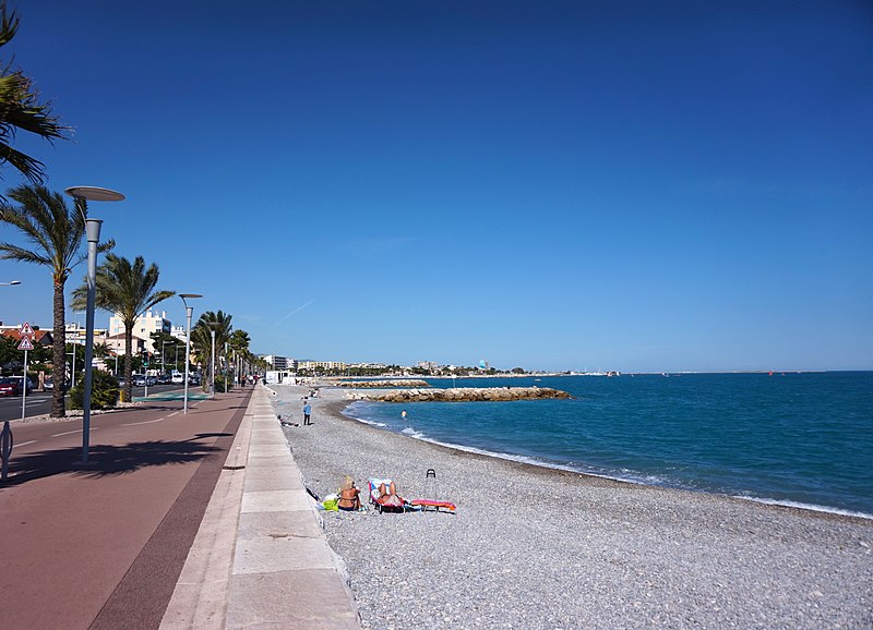 File:Cagnes-sur-Mer beach 2.jpg