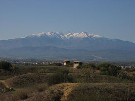 Der Serrat d'en Vaquer mit dem Canigou-Massiv im Hintergrund.