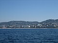 Vue du littoral cannois : au premier plan la Croisette, au second plan sur la gauche les hauteurs du Cannet et à droite la Californie avec l'observatoire de Super-Cannes.
