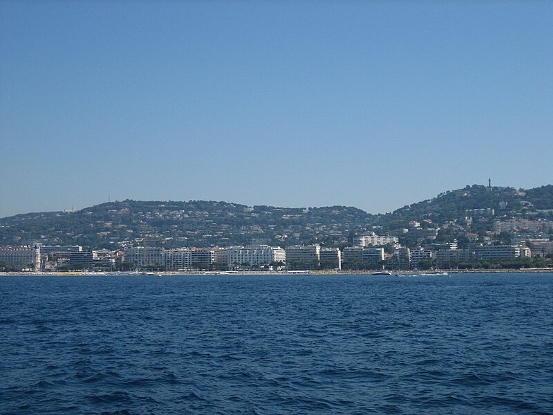 File:Cannes, vue de l'eau (aout 2007).JPG