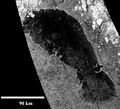 Radar-Abtastung des Methan-Ethan-Sees Ontario Lacus auf dem Saturnmond Titan. An seinem westlichen Ufer ist ein wellendominiertes Delta zu erkennen.