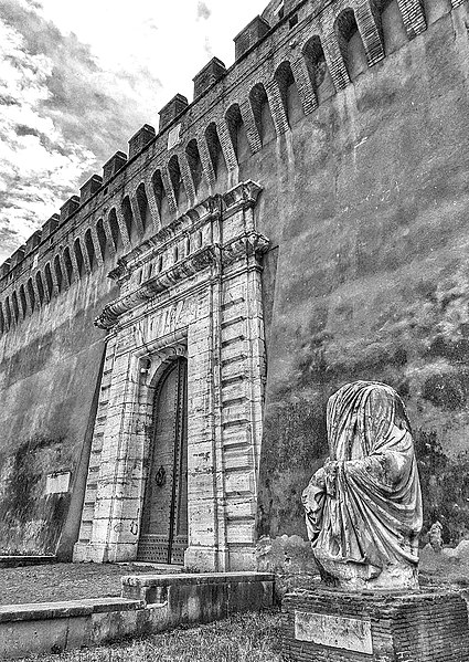 File:Castel Sant Angelo portone esterno.jpg