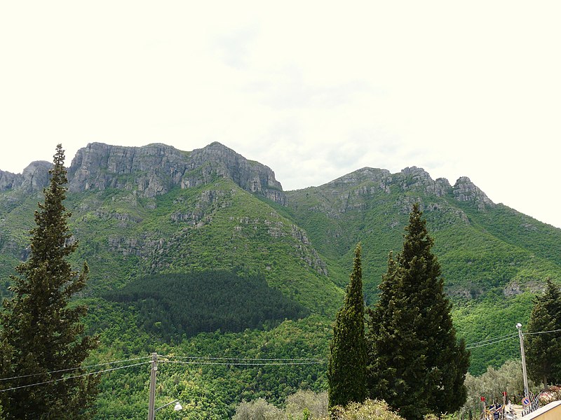 File:Castelbianco-montagne2.jpg