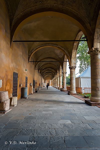 File:Castello Visconteo portici colonne antiche.jpg