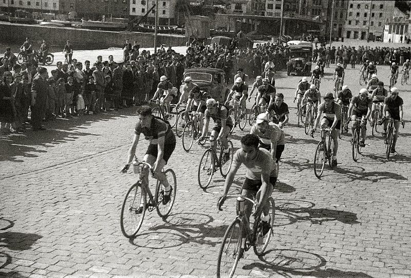 File:Celebración de una prueba ciclista en ruta que tiene su salida en el muelle de San Sebastián (17 de 25) - Fondo Marín-Kutxa Fototeka.jpg