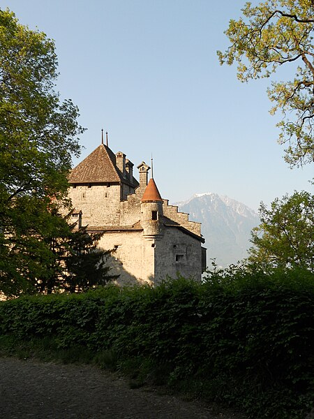 File:Château de Chillon with mountain.JPG