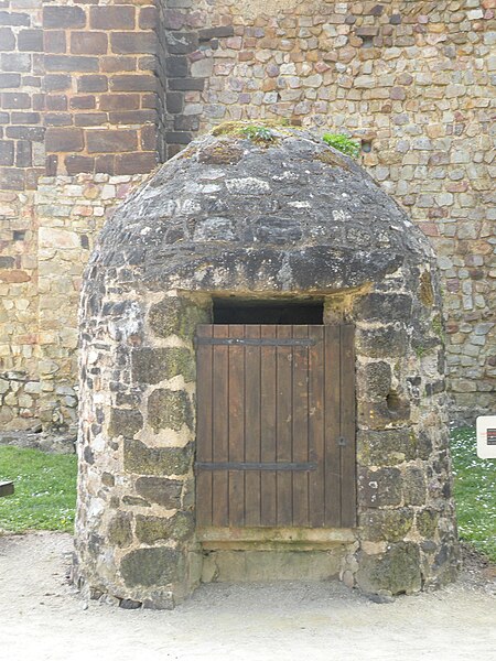 File:Château de Sainte-Suzanne 02.JPG