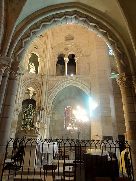 File:Chars (95), église Saint-Sulpice, déambulatoire, vue par la première grande arcade du nord.JPG