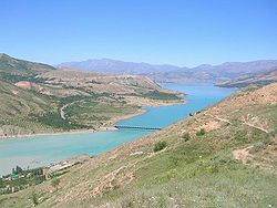 La rivière Tchatkal qui alimente le lac Tcharvak