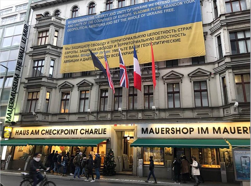 File:Checkpoint Charlie Museum urges Russian President Vladimir Putin to abandon his geopolitical ambitions and set Ukraine free.jpg