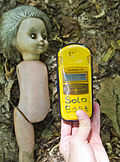 Geiger-mittari hylätyn leikkikoulun pihalla Tšernobyl-alueella