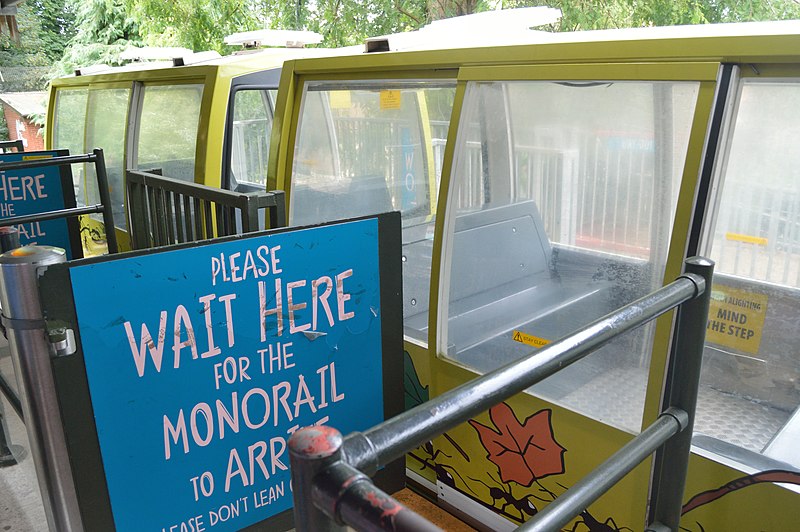 File:Chester Zoo monorail train 4, Ants, arriving.jpg