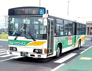 8.成東駅を発車するちばフラワーバス八街線