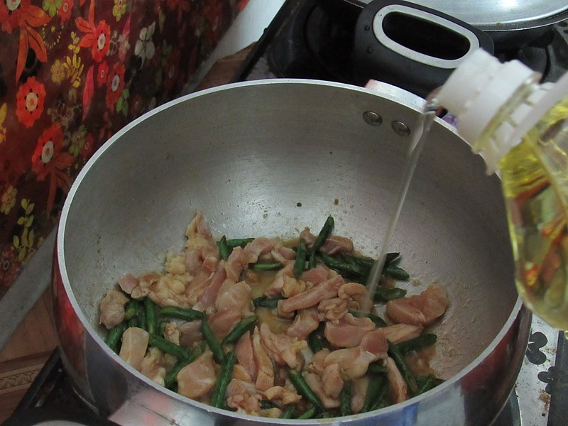 File:Chicken and Asparagus bean fry 2.jpg