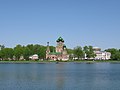 Vue du lac avec le château et l'église de la Trinité d'Ostankino.