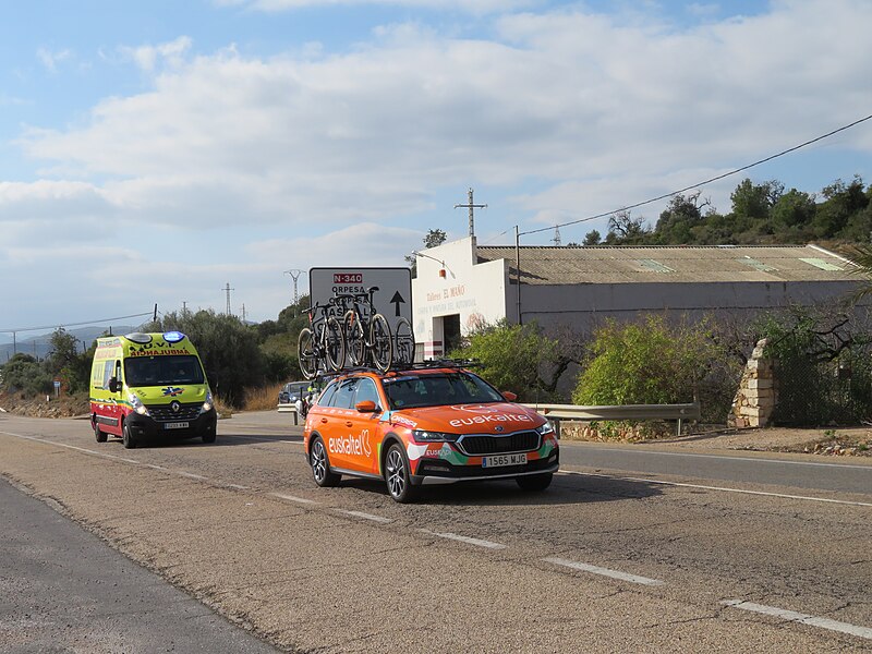 File:Ciclismo de competición en ruta, vehículo de apoyo a los ciclistas del equipo "Euskaltel".jpg