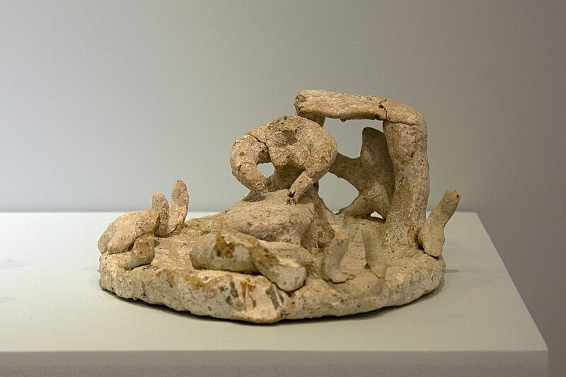 File:Clay model of religious scene, Kamilari, 1500-1450 BC, AMH, 145216.jpg