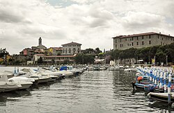 Vista del paese dal Lungolago Capponi