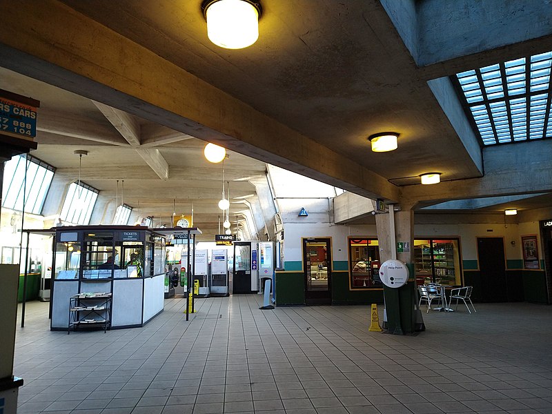 File:Cockfosters tube station interior 02.jpg