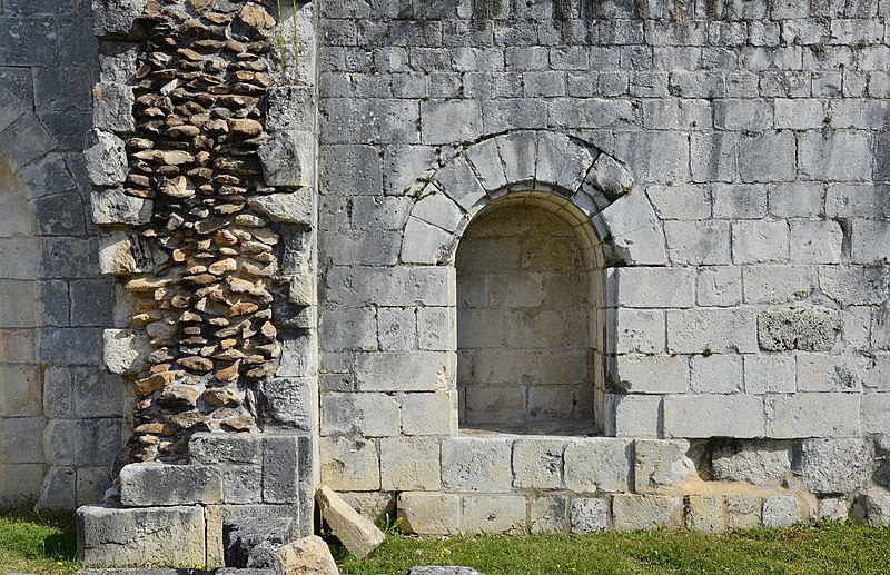 File:Combiers 16 Prieuré de Rauzet Murs&niche 2013.jpg