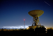 O cometa Neowise, nubes noctilucentes, a estación espacial internacional e a antena de comunicacións do espazo profundo en Goonhilly, Cornualla, Reino Unido; xullo 2020