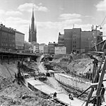 Bygget av Tunnelbanan 1957. I fonden Klarabergsgatan och Klara kyrka.