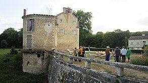 La tour ronde et les douves.