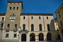 Il palazzo pretorio con la sua torre, recante il Leone di San Marco