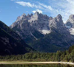 Cristallino di Misurina északról, a Dürren-tótól nézve. Jobbra a Piz Popena és a Monte Cristallo