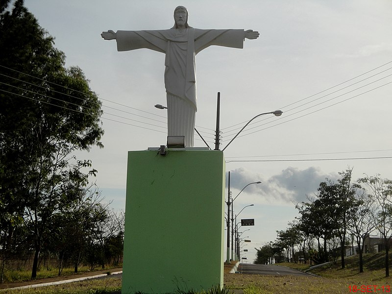 File:Cristo Redentor na Entrada da cidade de Cajuru pela Rodovia Joaquim Ferreira - SP-338 - panoramio.jpg