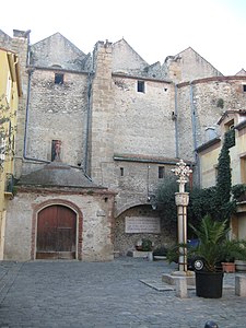 Lateral de l'església de Sant Esteve, amb el porxo d'entrada