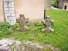 Deux croix « templières » monolithes, devant l'église.