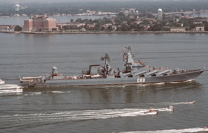 اعادة الطراد الصاروخي المارشال اوستينوف الى الخدمة في عام 2015 . 800px-Cruiser_Marshal_Ustinov_leaving_Norfolk_1989